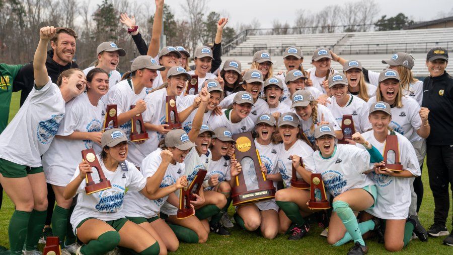 鶹 Women's Soccer celebrates their NCAA Championship win