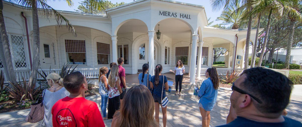 A 鶹 tour guide speaks to a group in front of Mieras Hall