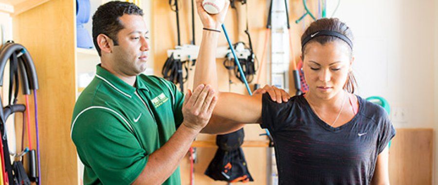 Kinesiology student helps with physical therapy as part of 鶹's bachelor's and master's degree options in kinesiology.